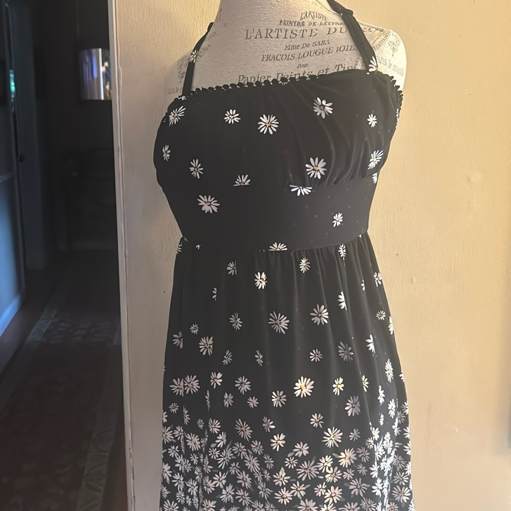 No Boundaries small sleeveless black & white flower sundress